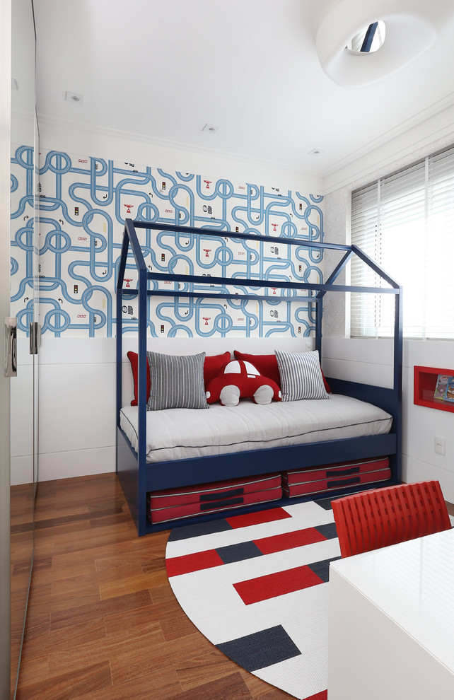 Exempel på ett modernt barnrum kombinerat med sovrum, med vita väggar, mellanmörkt trägolv och brunt golv