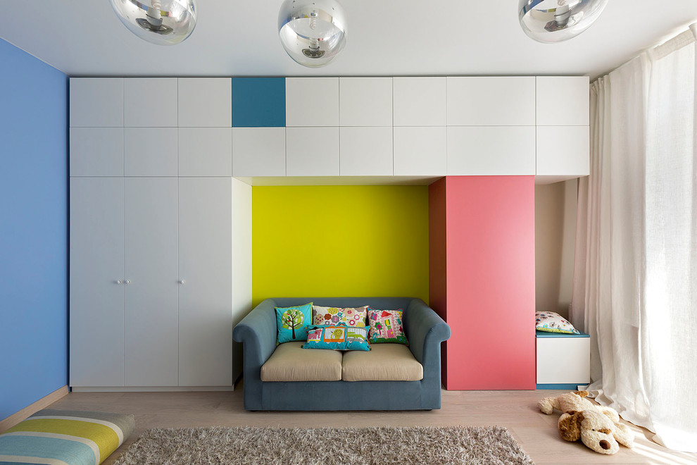 Свежая идея для дизайна: нейтральная детская с игровой в современном стиле с синими стенами и светлым паркетным полом - отличное фото интерьера