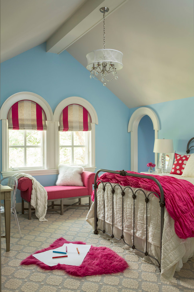 Modelo de habitación de niña tradicional renovada con paredes azules
