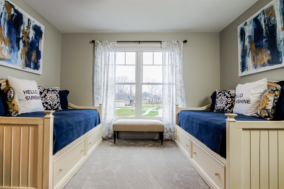 Imagen de dormitorio infantil campestre con moqueta, paredes grises y suelo gris