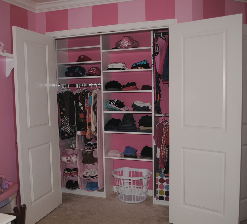 Idéer för ett litet klassiskt flickrum för 4-10-åringar, med rosa väggar och heltäckningsmatta