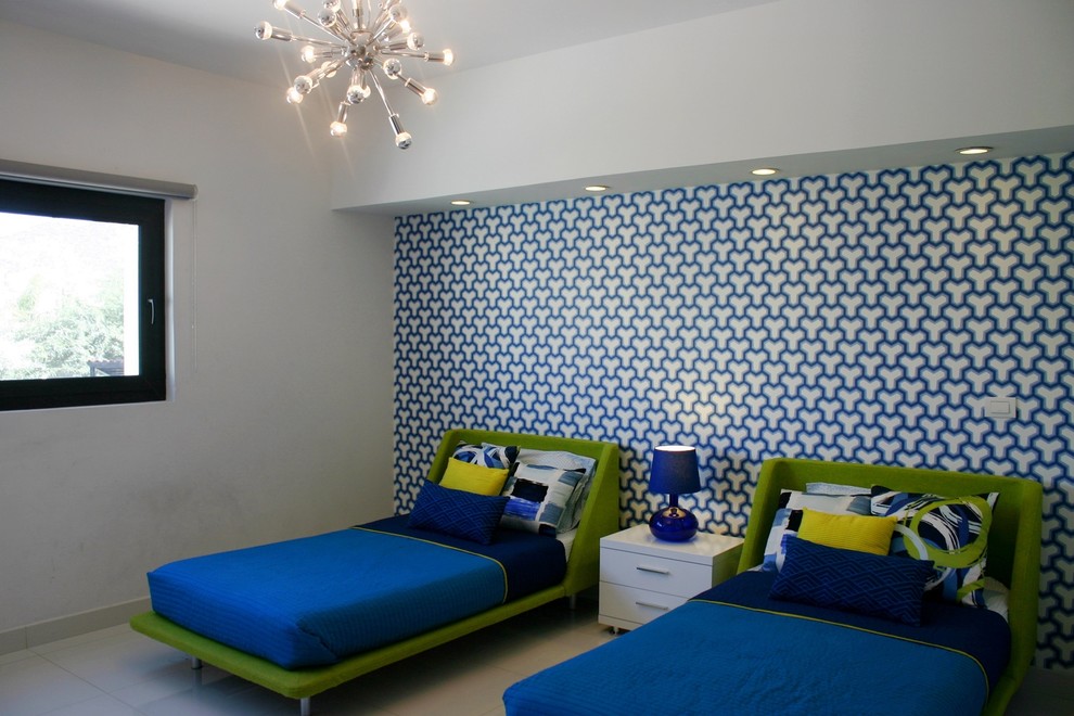 Imagen de dormitorio infantil de 4 a 10 años actual grande con paredes azules, suelo de baldosas de porcelana y suelo beige