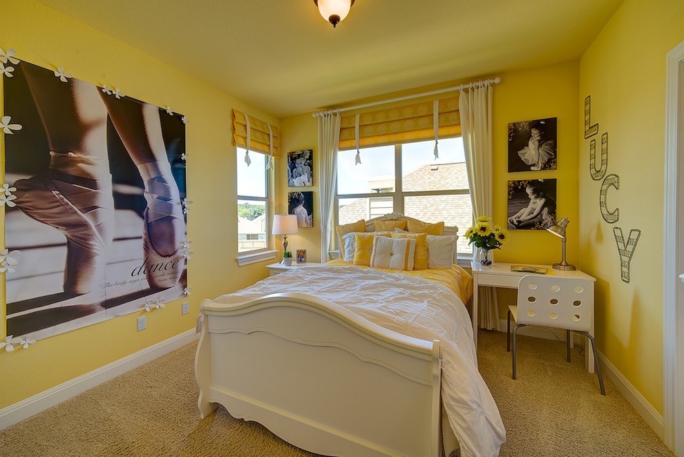 Ejemplo de dormitorio infantil actual con paredes amarillas