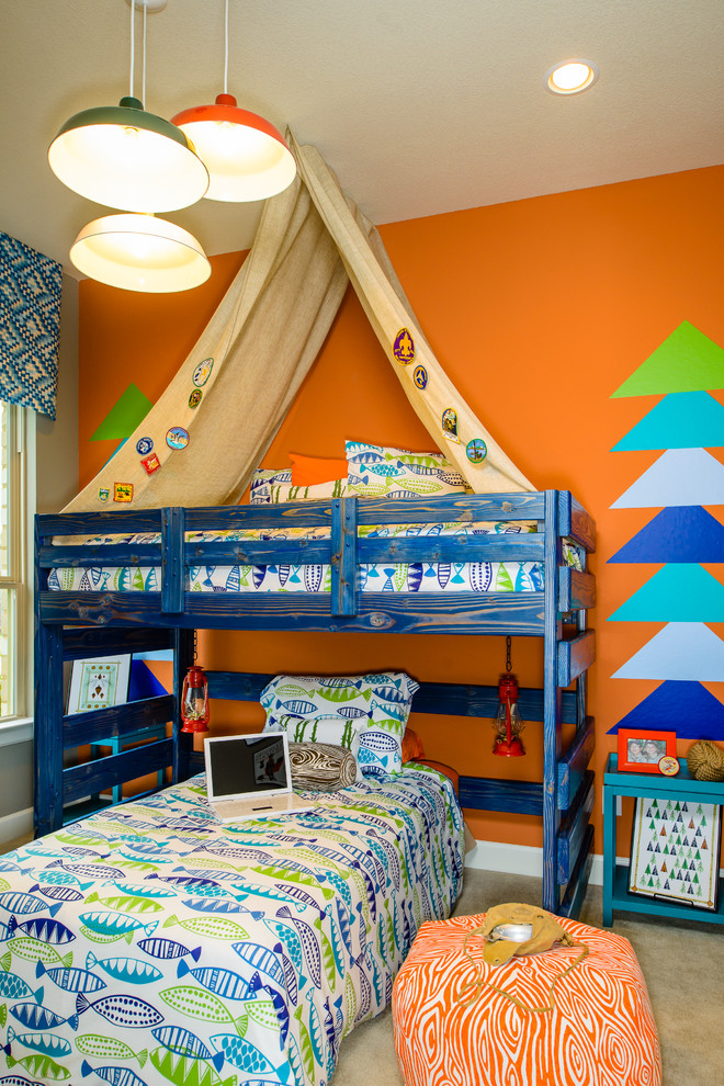 Cette image montre une chambre d'enfant design avec moquette, un mur multicolore et un lit superposé.
