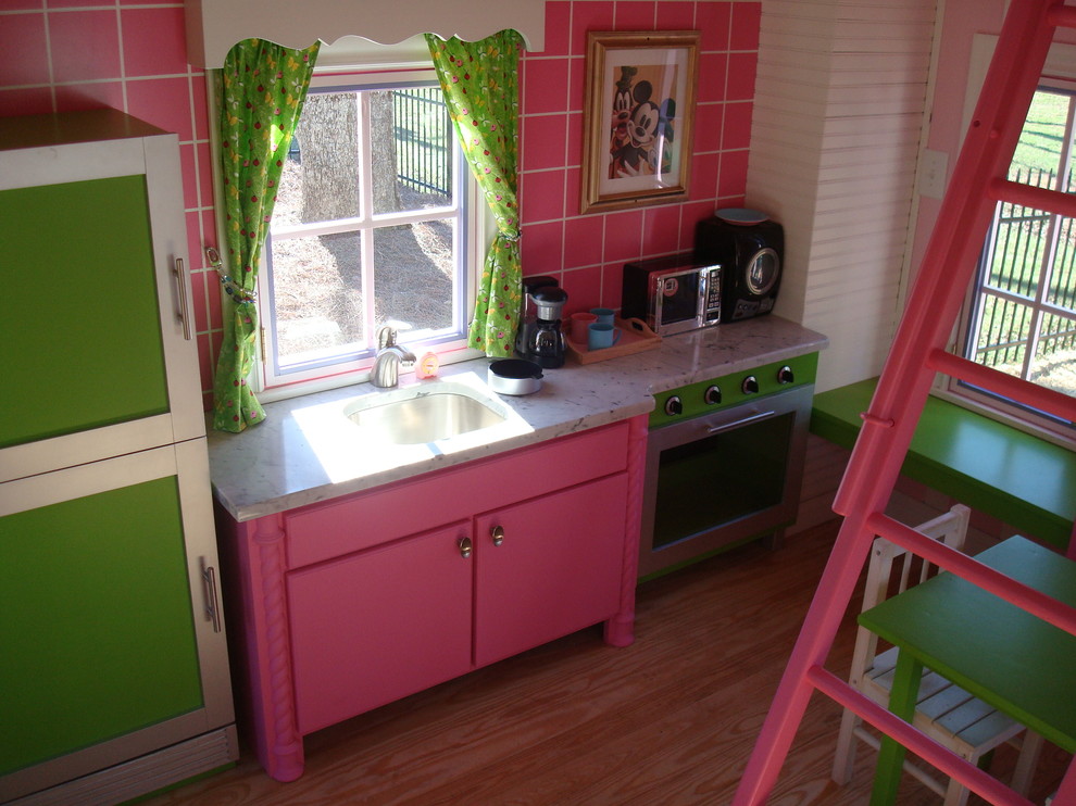Foto di una cameretta per bambini da 4 a 10 anni chic di medie dimensioni con pareti rosa e parquet chiaro