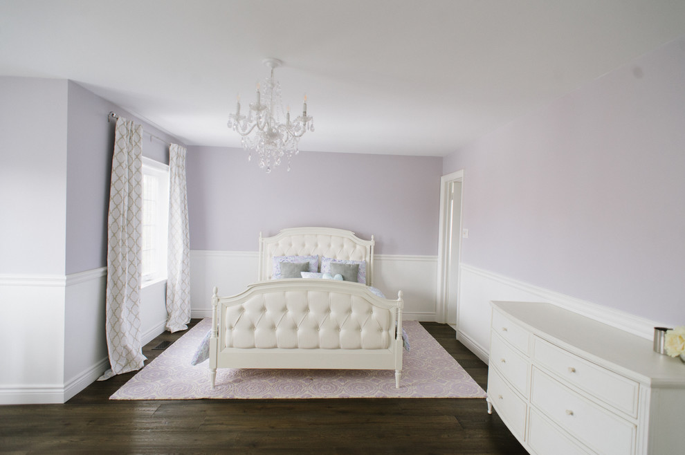 Idée de décoration pour une grande chambre d'enfant de 4 à 10 ans tradition avec un mur violet, parquet foncé et un sol marron.