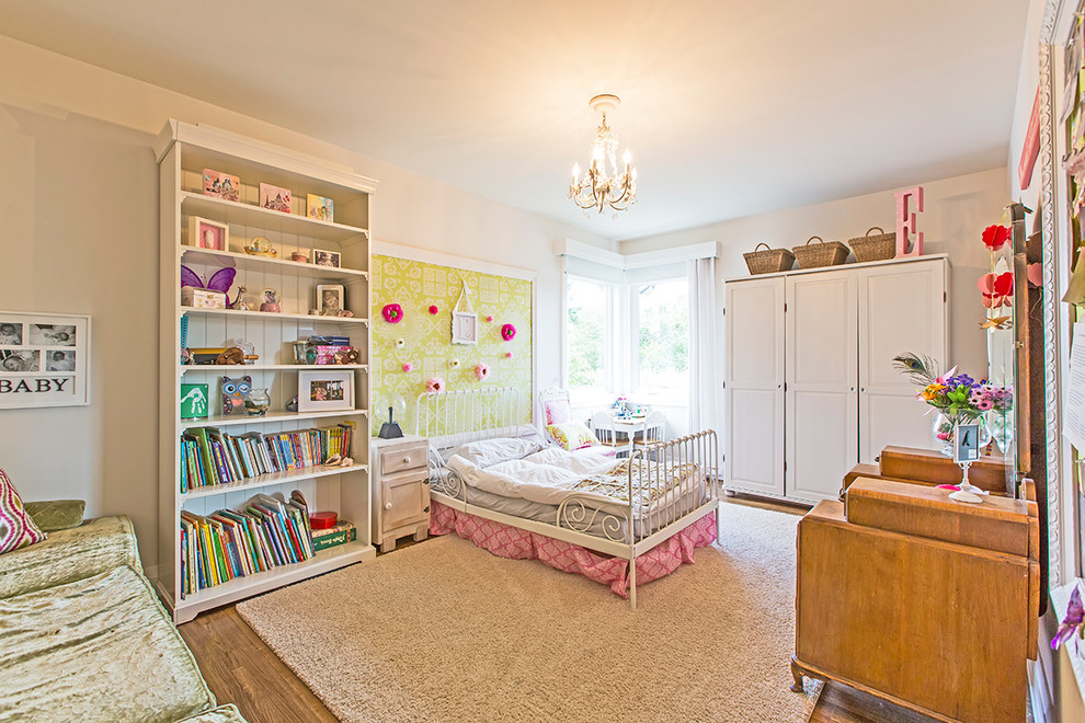 Inspiration for a vintage kids' bedroom in Toronto.