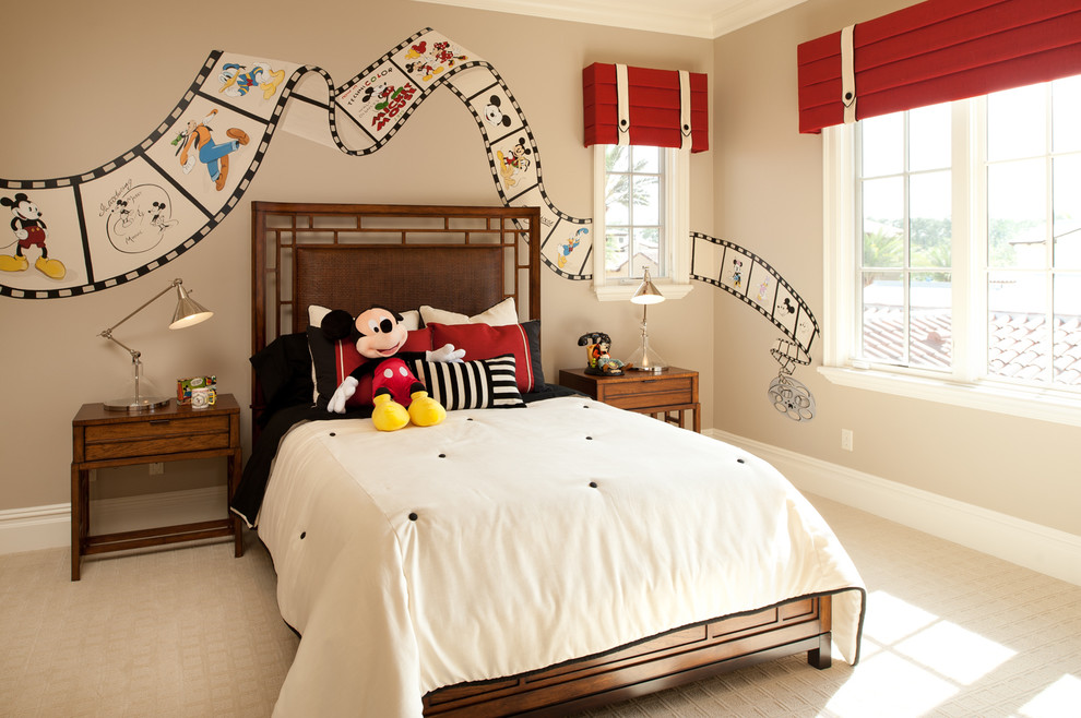 На фото: нейтральная детская в классическом стиле с спальным местом, бежевыми стенами и ковровым покрытием для ребенка от 4 до 10 лет