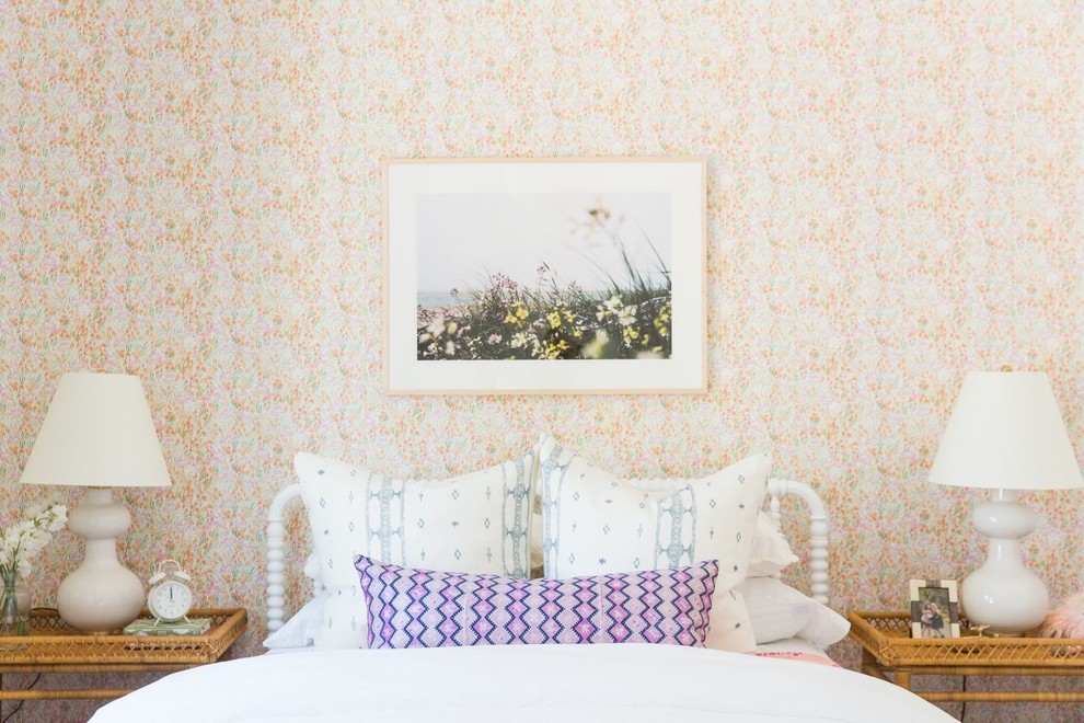Idéer för mellanstora vintage flickrum kombinerat med sovrum, med flerfärgade väggar, heltäckningsmatta och beiget golv