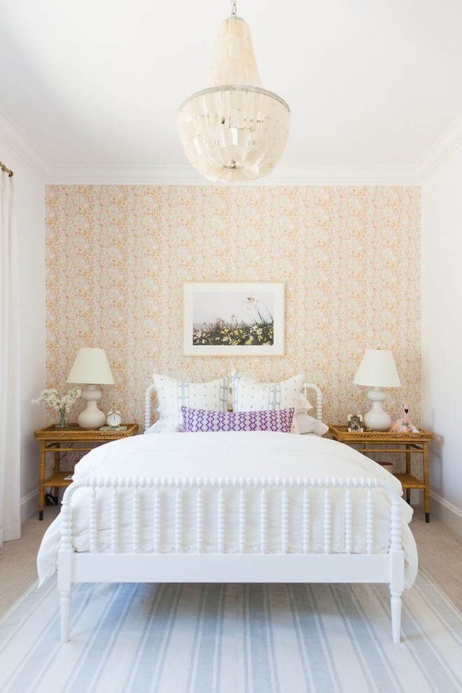 Exemple d'une chambre d'enfant chic de taille moyenne avec un mur multicolore, moquette et un sol beige.