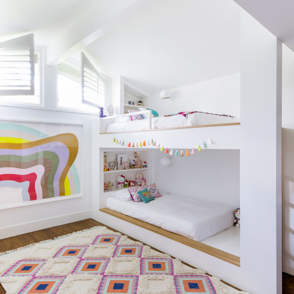 Foto de dormitorio infantil abovedado vintage con paredes blancas, suelo de madera en tonos medios y suelo marrón