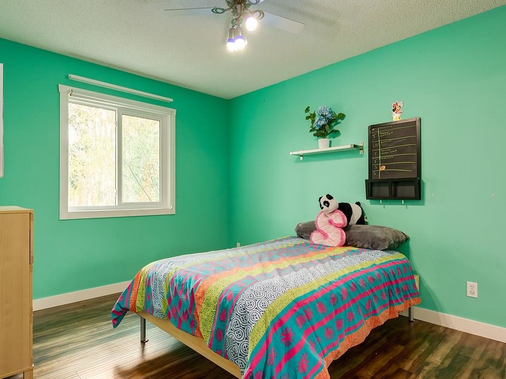 Idéer för ett litet klassiskt flickrum kombinerat med sovrum och för 4-10-åringar, med blå väggar, mörkt trägolv och brunt golv