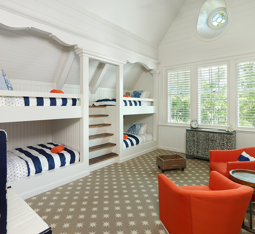 Idée de décoration pour une grande chambre d'enfant marine avec un mur blanc et moquette.