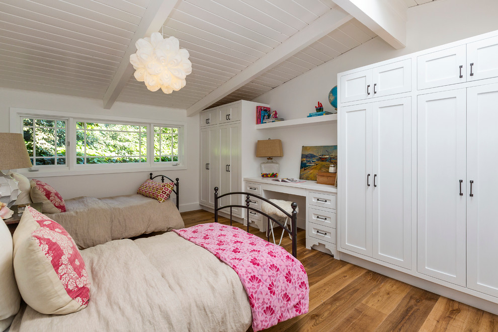 Idee per una grande cameretta per bambini chic con pareti bianche e pavimento in legno massello medio