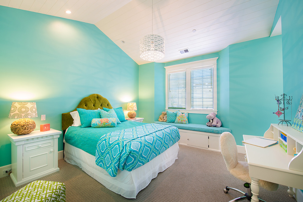 Modelo de dormitorio infantil costero con paredes azules y moqueta
