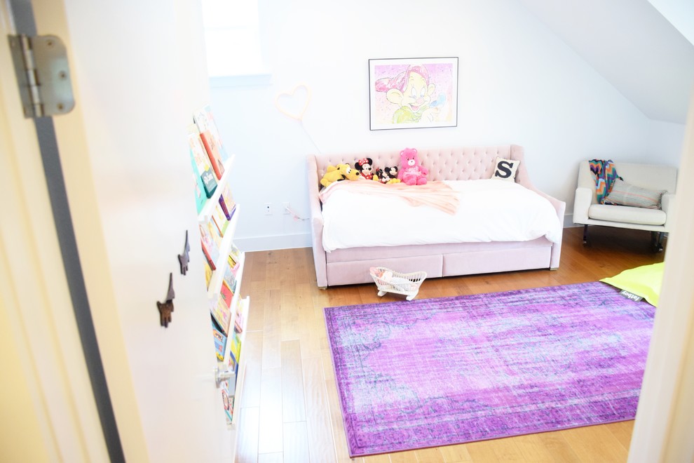 Diseño de dormitorio infantil de 1 a 3 años bohemio grande con paredes blancas, suelo de madera clara y suelo marrón