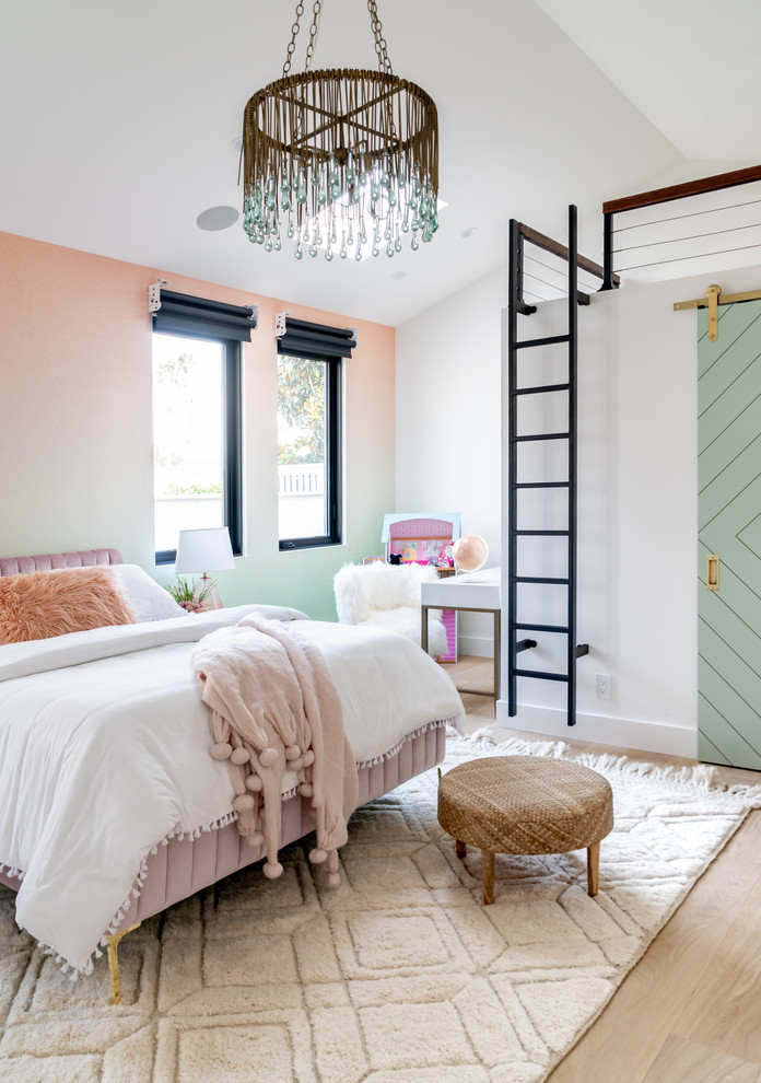 Exempel på ett medelhavsstil flickrum kombinerat med sovrum och för 4-10-åringar, med flerfärgade väggar och ljust trägolv