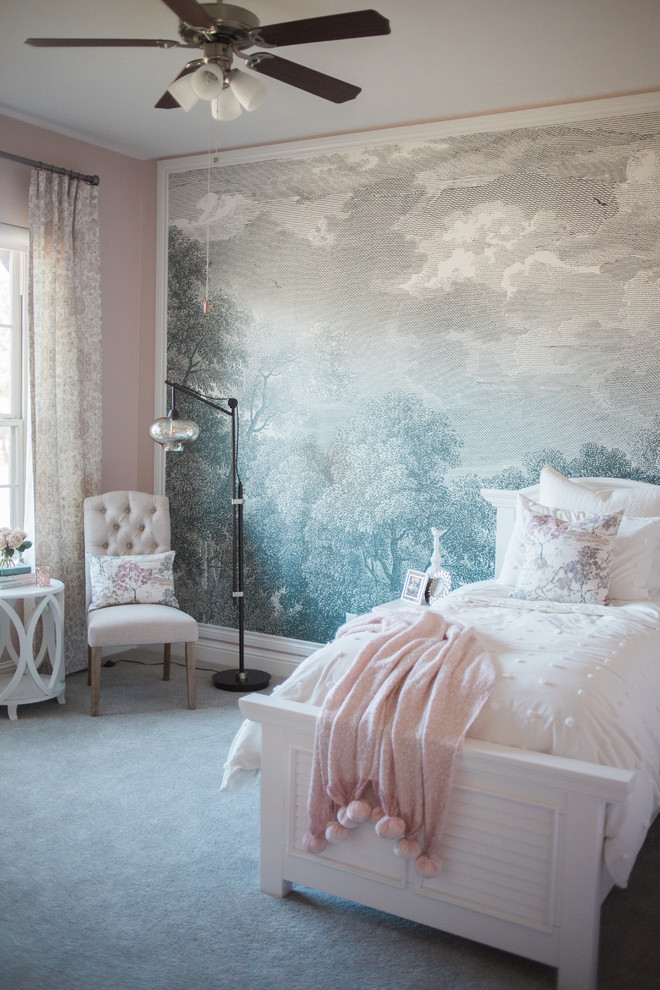 オースティンにあるトラディショナルスタイルのおしゃれな子供の寝室 (ピンクの壁、カーペット敷き、グレーの床) の写真