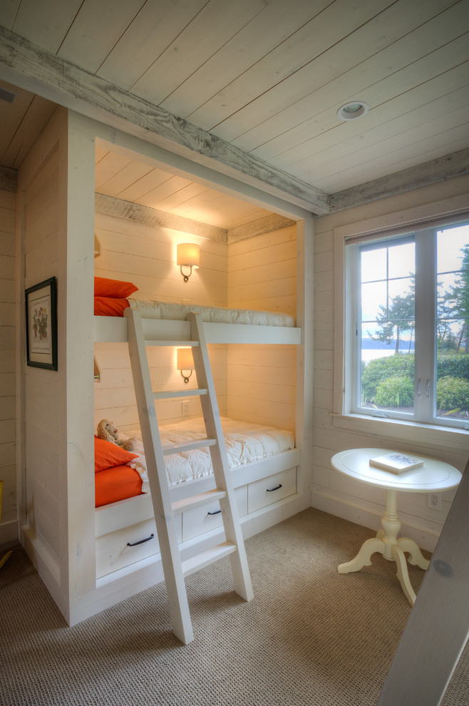 Cette photo montre une chambre d'enfant de 4 à 10 ans chic avec un mur beige, moquette et un lit superposé.