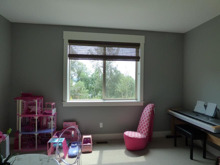 Diseño de dormitorio infantil de 1 a 3 años clásico de tamaño medio con paredes grises, moqueta y suelo gris