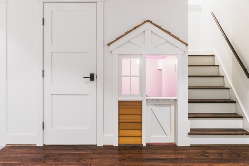 Modelo de dormitorio infantil de 4 a 10 años de estilo americano de tamaño medio con paredes blancas y suelo de madera oscura