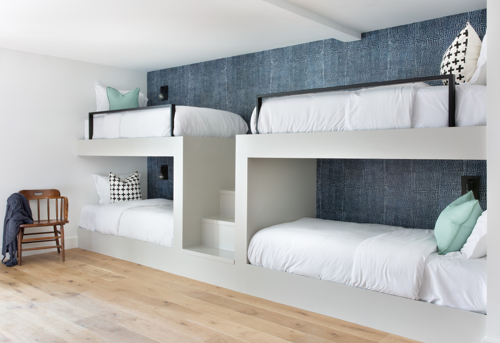 На фото: нейтральная детская среднего размера в современном стиле с спальным местом, синими стенами, светлым паркетным полом и бежевым полом с