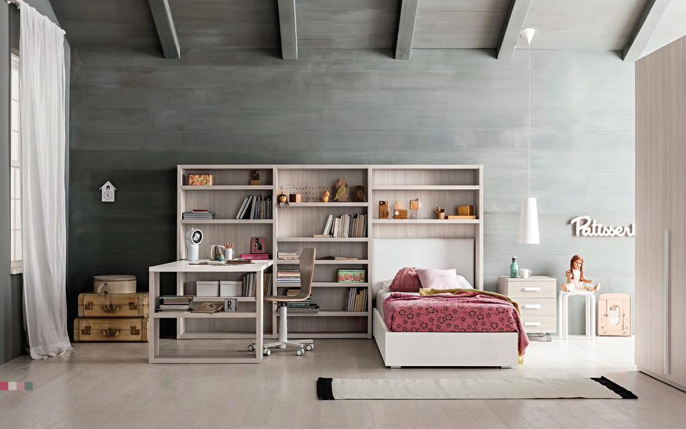 Esempio di una cameretta per bambini moderna di medie dimensioni con pareti grigie e parquet chiaro