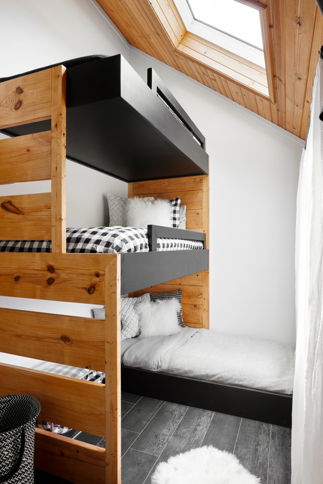 Пример оригинального дизайна: нейтральная детская в стиле рустика с спальным местом, белыми стенами, серым полом и деревянным потолком для ребенка от 4 до 10 лет