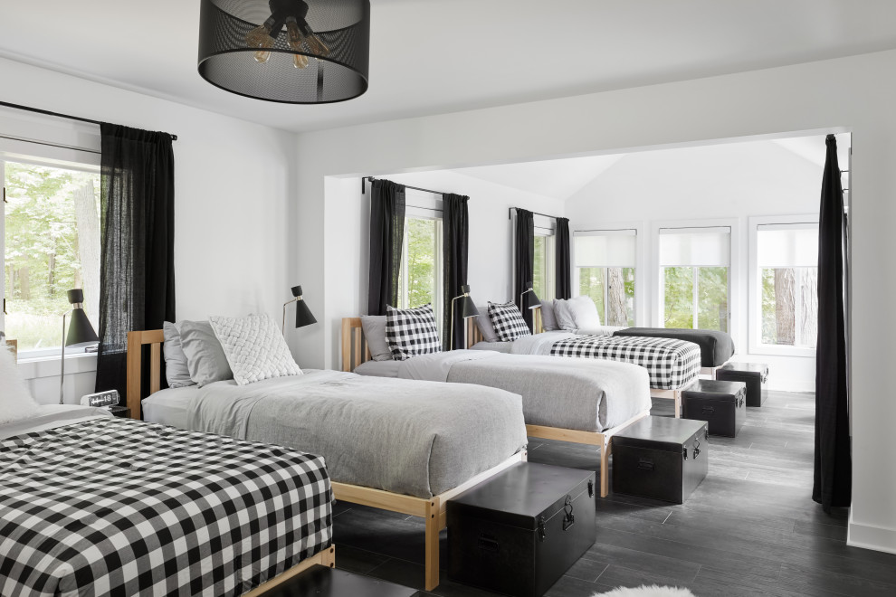 Imagen de dormitorio abovedado rural con paredes blancas y suelo gris