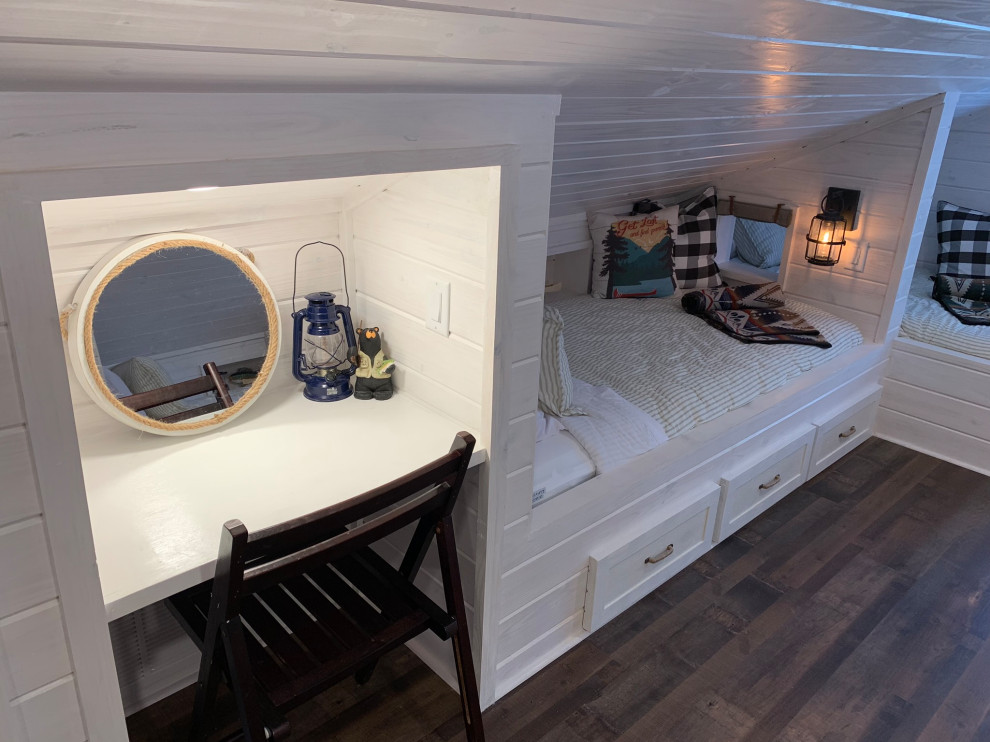 Kleines, Neutrales Rustikales Kinderzimmer mit Schlafplatz, weißer Wandfarbe, Laminat und braunem Boden in Kansas City