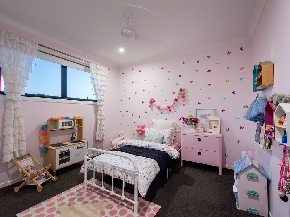 На фото: детская среднего размера в современном стиле с спальным местом, розовыми стенами, ковровым покрытием и серым полом для ребенка от 4 до 10 лет, девочки