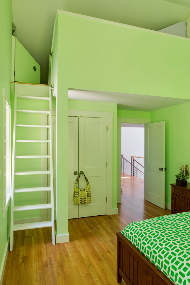 Modelo de dormitorio infantil rústico grande con paredes verdes y suelo de madera en tonos medios