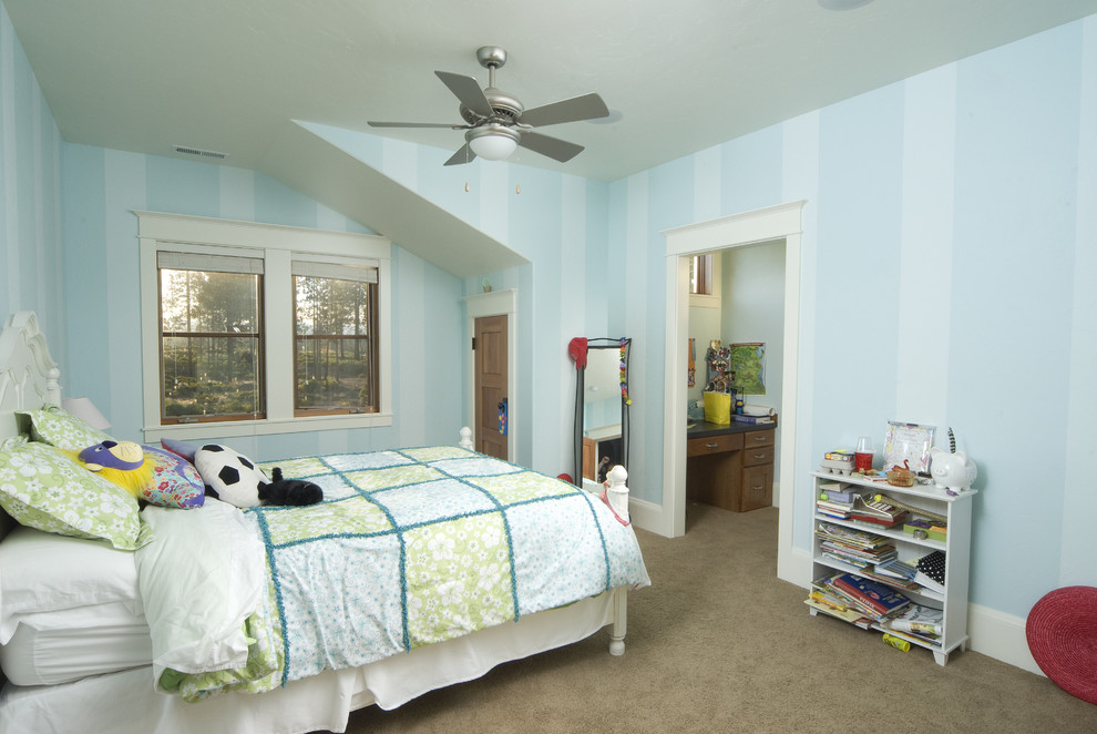 シアトルにあるトラディショナルスタイルのおしゃれな子供部屋 (青い壁、カーペット敷き、児童向け) の写真