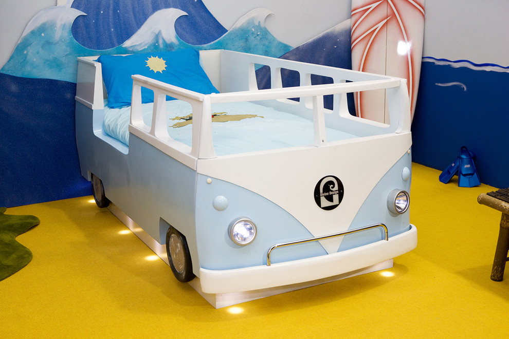 Idee per una cameretta per bambini da 4 a 10 anni costiera di medie dimensioni con pareti multicolore e moquette