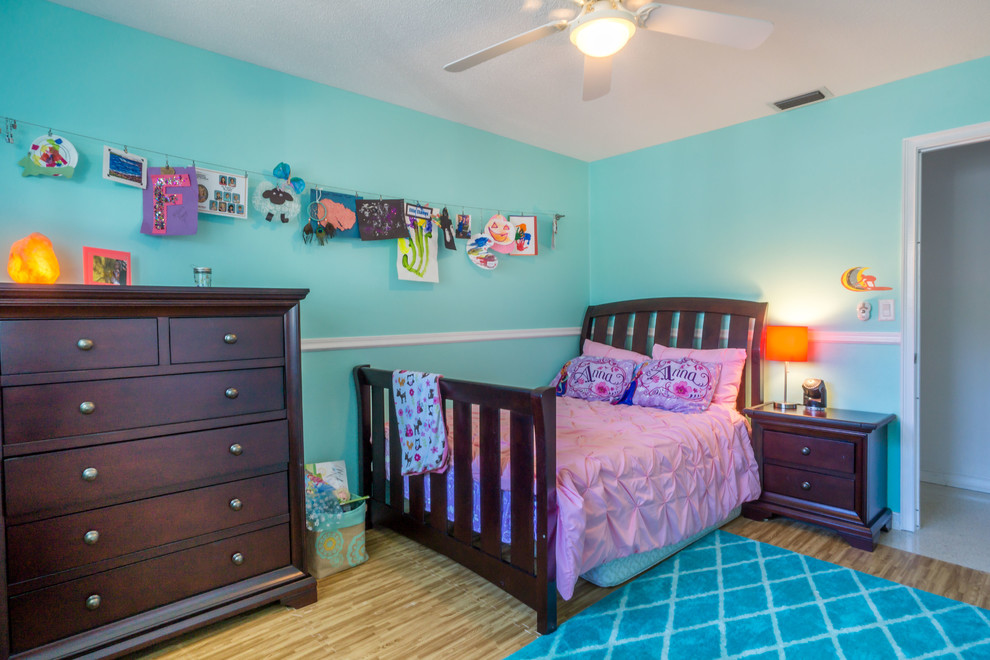 Foto de dormitorio infantil de 1 a 3 años ecléctico de tamaño medio con paredes azules
