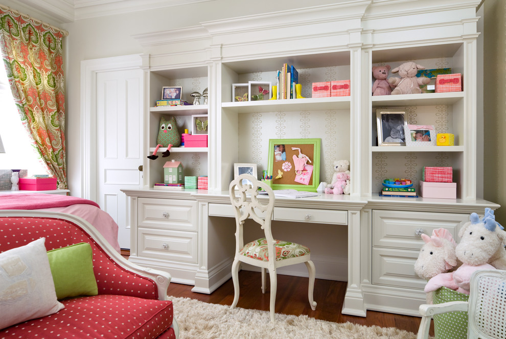 Modelo de habitación de niña de 4 a 10 años clásica renovada con escritorio, paredes grises y suelo de madera en tonos medios