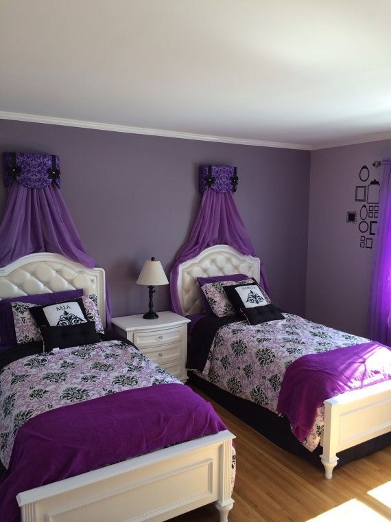 Inspiration för mellanstora eklektiska flickrum kombinerat med sovrum och för 4-10-åringar, med lila väggar och ljust trägolv