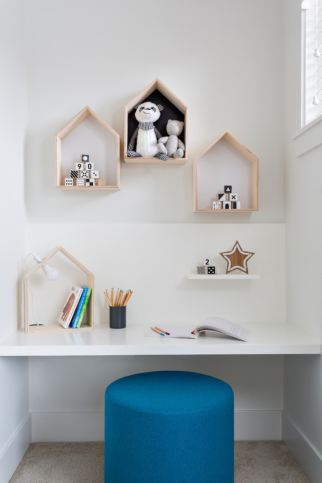 Inspiration för skandinaviska barnrum kombinerat med skrivbord och för 4-10-åringar, med vita väggar, heltäckningsmatta och grått golv