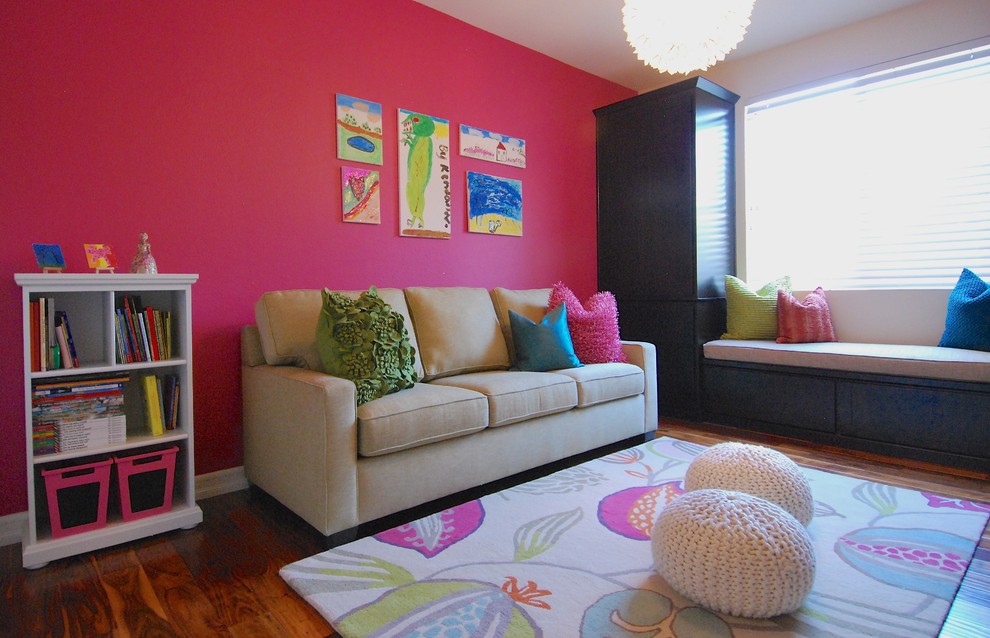 Diseño de dormitorio infantil de 4 a 10 años tradicional renovado de tamaño medio con paredes rosas y suelo de madera en tonos medios