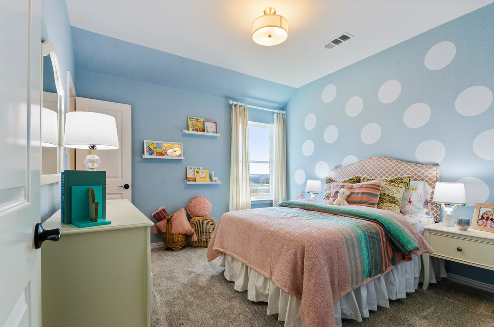 Inspiration för ett funkis flickrum kombinerat med sovrum och för 4-10-åringar, med blå väggar, heltäckningsmatta och brunt golv