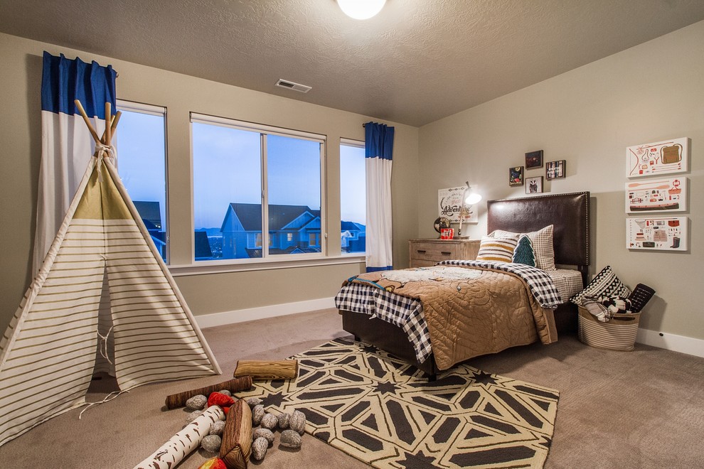 Großes Rustikales Jungszimmer mit Schlafplatz, Teppichboden, grauer Wandfarbe und braunem Boden in Salt Lake City