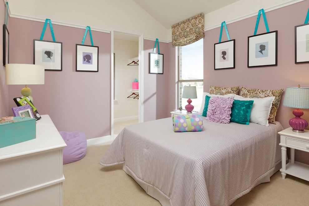 Пример оригинального дизайна: детская в классическом стиле с спальным местом, фиолетовыми стенами и ковровым покрытием для ребенка от 4 до 10 лет, девочки