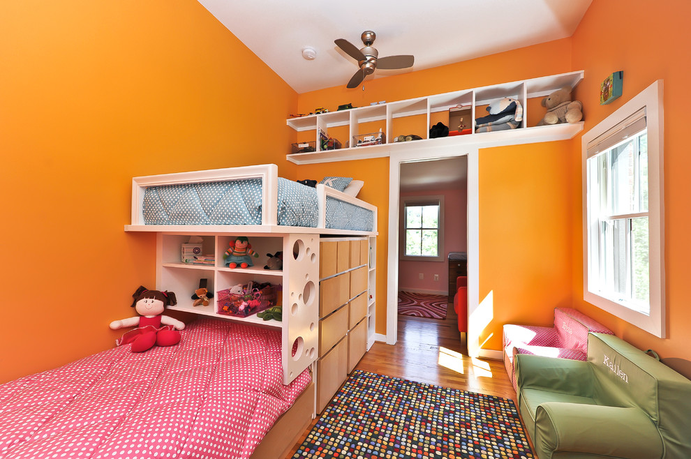 Inredning av ett modernt flickrum kombinerat med sovrum och för 4-10-åringar, med orange väggar och mellanmörkt trägolv