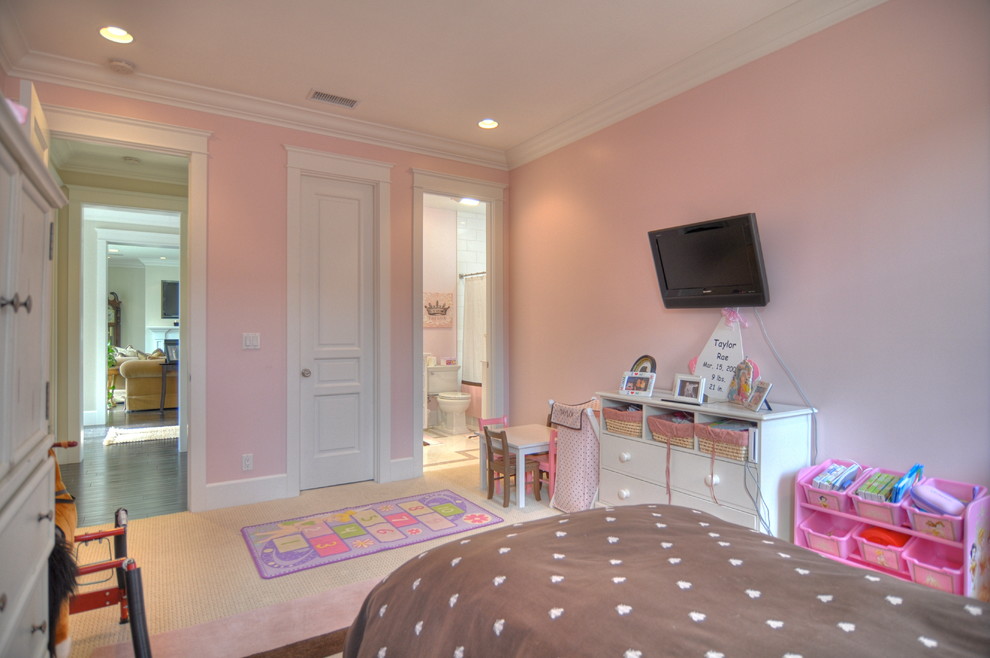 Foto de dormitorio infantil clásico de tamaño medio con paredes rosas y moqueta