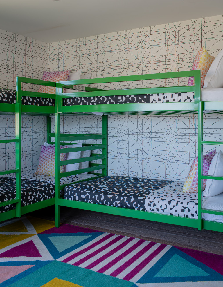 Esempio di una piccola cameretta per bambini minimal con pareti bianche, parquet chiaro e carta da parati