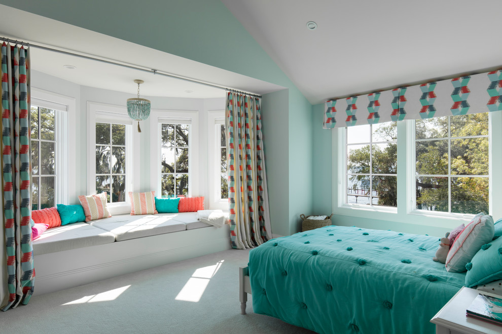 Immagine di una cameretta per bambini con moquette, pareti blu e pavimento beige