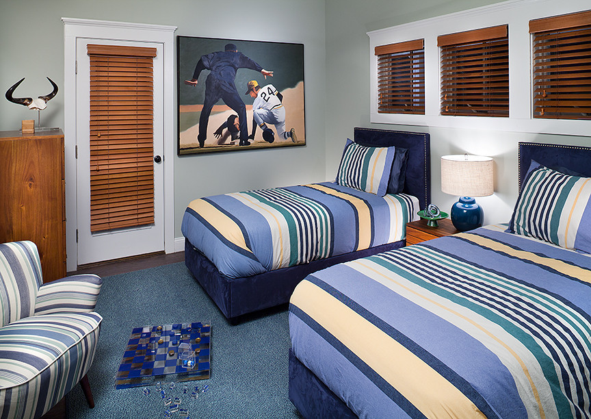 Diseño de dormitorio infantil marinero de tamaño medio con paredes azules, moqueta y suelo azul