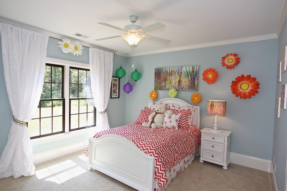 Modelo de dormitorio infantil de 4 a 10 años tradicional con paredes azules y moqueta