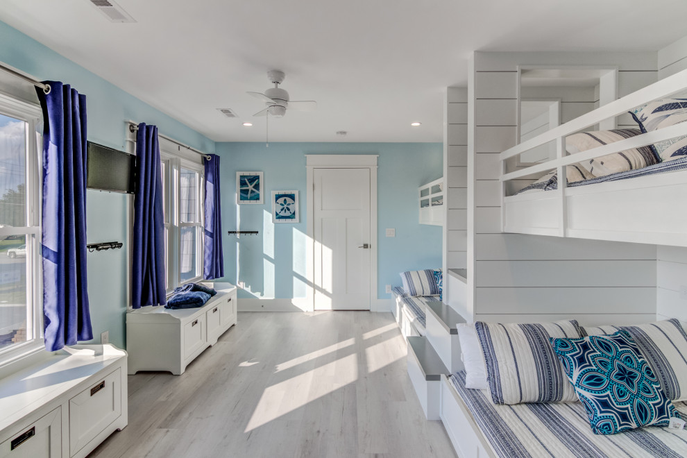 Ispirazione per una grande cameretta per bambini da 4 a 10 anni stile marino con pareti blu, parquet chiaro e pavimento beige