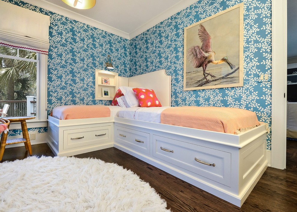 Idéer för ett stort maritimt flickrum kombinerat med sovrum och för 4-10-åringar, med blå väggar, mörkt trägolv och brunt golv